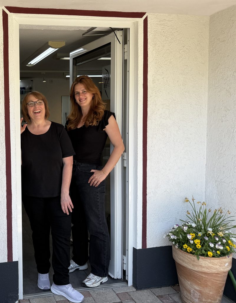 Susannes-Frisierstube-Eingang Susannes Frisierstube, Eingangstuer mit den beiden Mitarbeiterinnen Susanne und Larissa